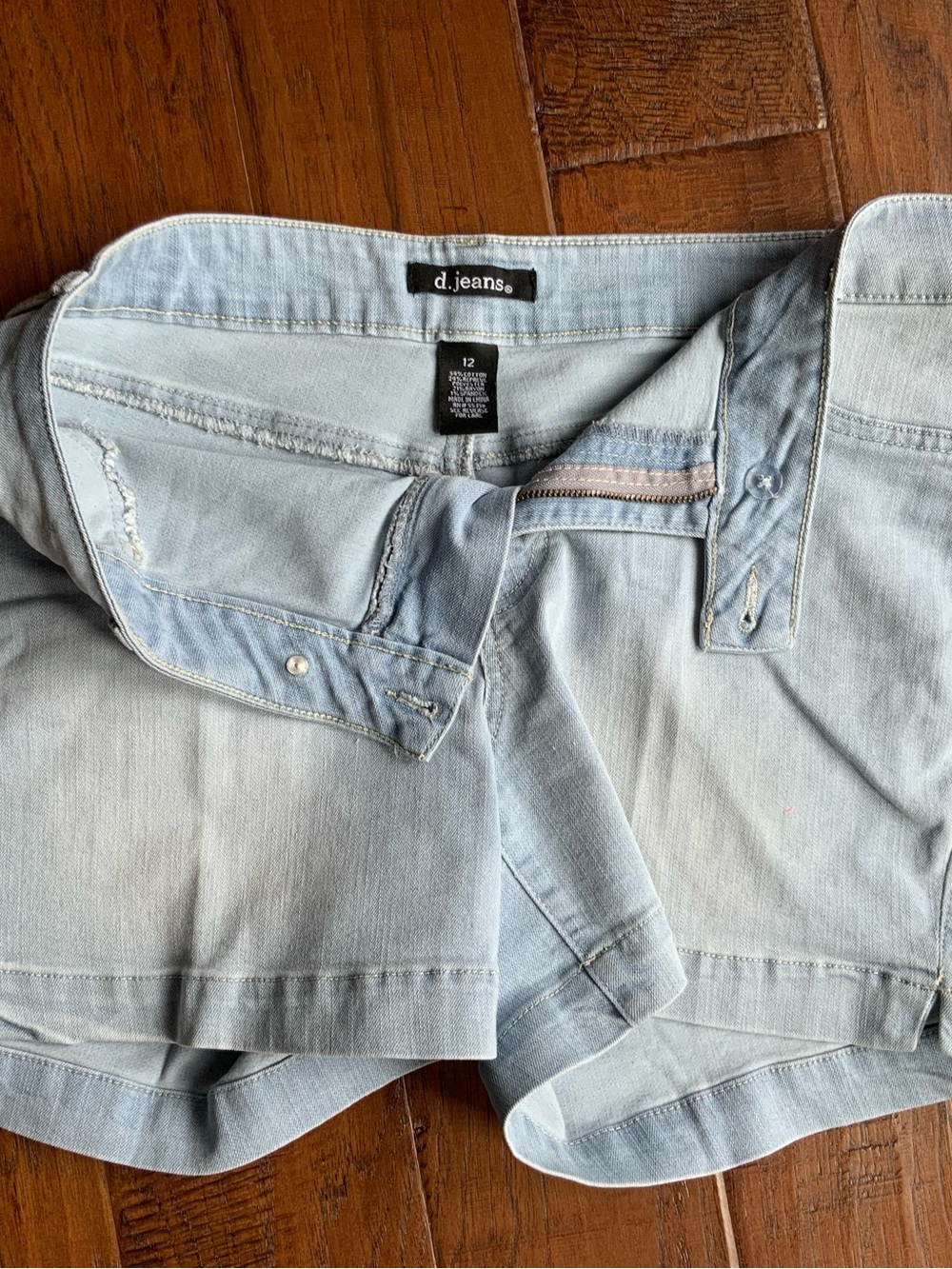 D-Jeans Women's Light Blue Denim Shorts - Classic Five-Pocket Style - Picture 2 of 5